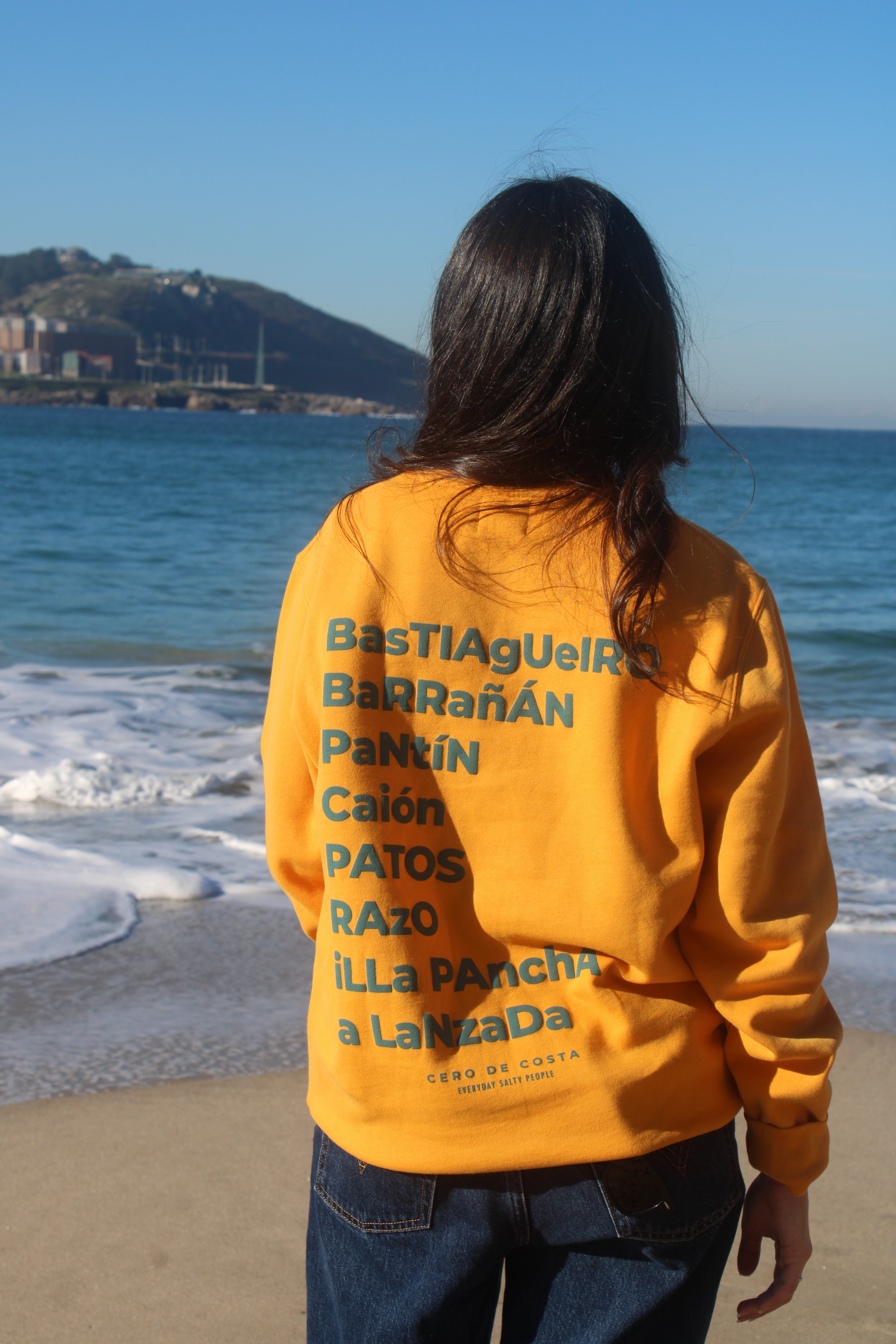 SUDADERA AMARILLO MELOCOTÓN/AZUL "CERO DE COSTA" PLAYAS SURF